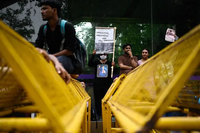 म्हणतात की, "प्रिय मित्र आणि समर्थकांनो, तुमच्यापैकी अनेकांनी मला विचारलं आहे की मी माझं उपोषण कधी संपवणार आहे? समर्थकांना यापूर्वी सांगितल्याप्रमाणे, मी 20 जुलै रोजी माझे उपोषण संपवेन. जर, शिक्षण व्यवस्थेतील अलीकडील अपयशांची (उदा. पेपरफुटी इत्यादी) जबाबदारी सरकारने स्वीकारली तर; किंवा...
मी आणि CJP चं नेतृत्व संसदेच्या दारापर्यंत पोहोचलो आणि तिथे सन्माननीय खासदार व विविध पक्षांच्या नेत्यांनी मला आणि सीजेपीच्या नेतृत्वाला आश्वासन दिलं की ते आता हा मुद्दा संसदेत मांडतील; किंवा...
जर माझी प्रकृती किंवा इतर कारणांमुळे हे शक्य झालं नाही, तर विविध पक्षांचे सन्माननीय खासदार आणि नेते या रुग्णालयात येऊन वरीलप्रमाणे आश्वासन देतील."
