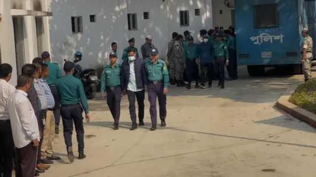 ট্রাইব্যুনালের এজলাসে নেয়া হচ্ছে আসামিদের 