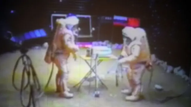 স্বেচ্ছাসেবীরা কথিত ওই মহাকাশ যানের ভেতরে যেভাবে সময় কাটিয়েছেন।