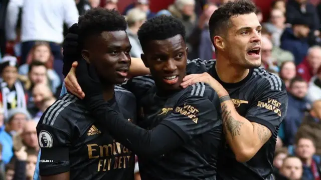 Pek çok kişi Dide’nin ortadaki Arsenal futbolcusu Eddie Nketiah olduğunu düşünüyor