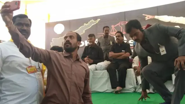 ధర్మ పోరాట దీక్ష వద్ద సెల్ఫీ