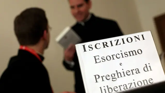 Curso de exorcismo ministrado em Roma para religiosos católicos em 2012