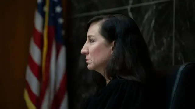 Судья Шерил Метьюз каза тапкан балдардын ата-энелеринин сөзүн угууда