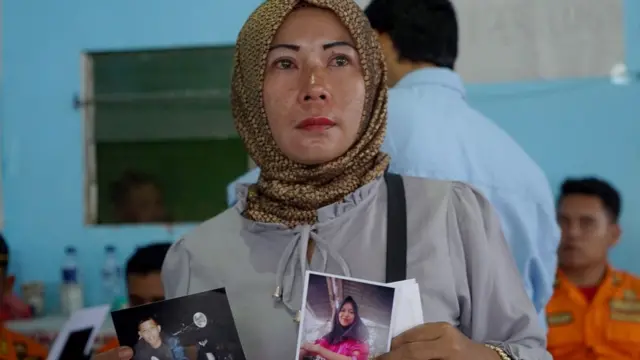 سيدة تبرز صورة قريبتها