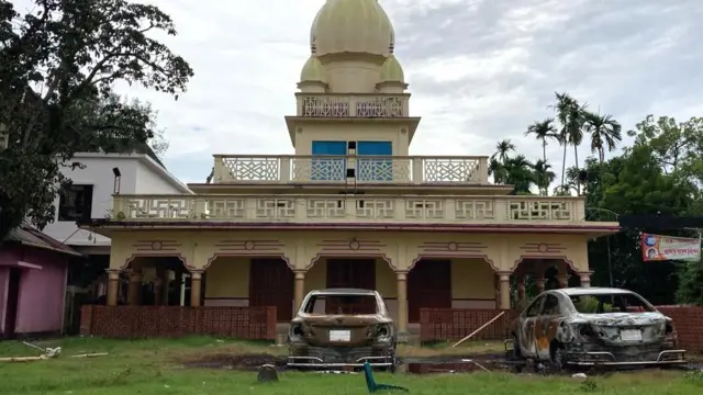 মন্দিরের সামনে রাখা দুটি গাড়িতেও আগুন দেয়া হয়।