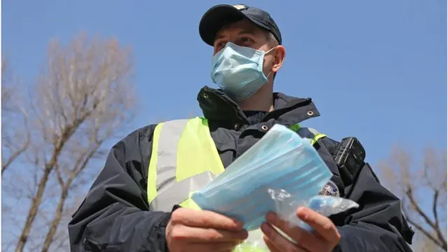 За відсутність маски поліція зможе штрафувати порушника прямо на місці