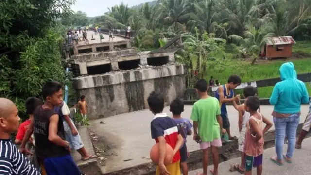 สะพานเสียหายจากแผ่นดินไหว