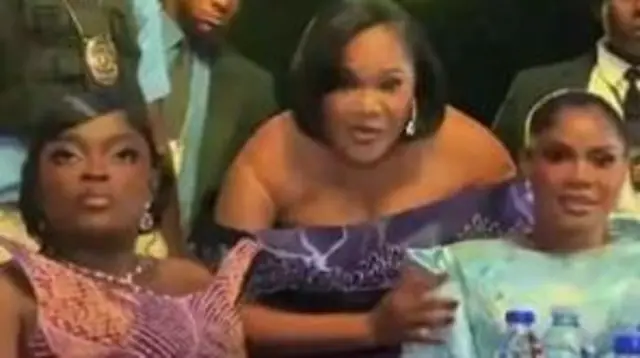 Funke lo n wo ọọkan lasiko ti Toyin n ki i yii, nibi ode Iyabo Ojo naa.