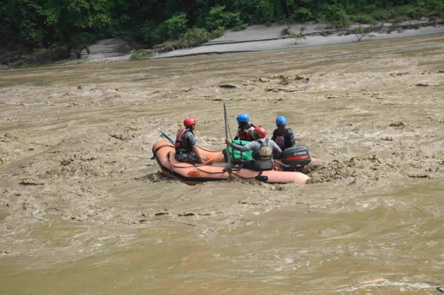 त्रिशूली नदीमा हराइरहेका बसको खोजीकार्यमा संलग्नहरू