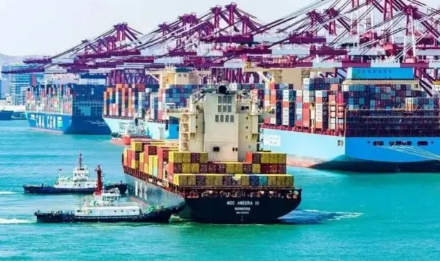 Un cargo entièrement chargé de conteneurs de commerce extérieur quitte le port de Qingdao dans la ville de Qingdao, province du Shandong, en Chine, le 23 juin 2025