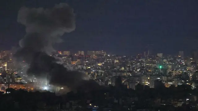 ሊነጋጋ ሲል እስራኤል በቤይሩት በፈጸመችው ጥቃት የተነሳ ጭስ ሲወጣ እታያል