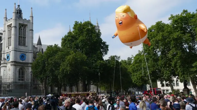 লন্ডনে ট্রাম্পকে ব্যঙ্গ করে অতিকায় বেলুন ওড়ানোর অনুমতি দিয়েছিলেন মেয়র সাদিক খান