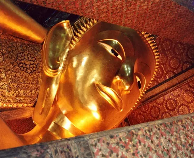 Buda dorado acostado