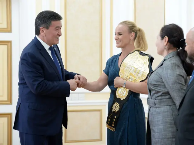 Сооронбай Жээнбековдун Валентина Шевченкону кабыл алган учуру