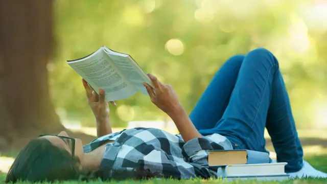 सार्वजनिक ठिकाणी महिलांचा वावर वाढला पाहिजे या उद्देशाने 'व्हाय लॉयटर' ही चळवळ सुरू झाली