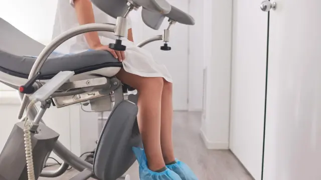 一名女性在婦產科診間的影像。