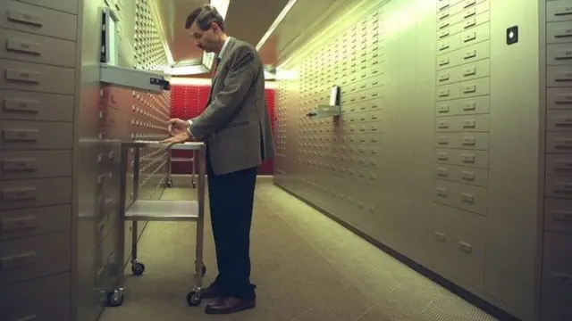 બૅન્ક લૉકરની તસવીર