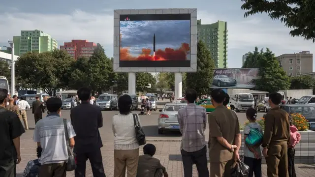 지난 9월 16일 미사일 발사 뉴스를 보고 있는 평양 시민들