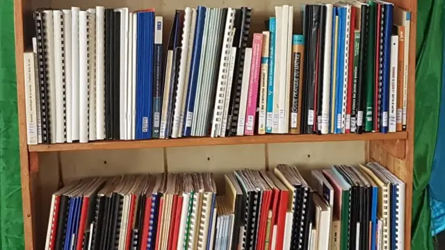 Abanyeshuli ba Kaminuza bari mu baja gusoma ibitabo kwa Madamu Germaine