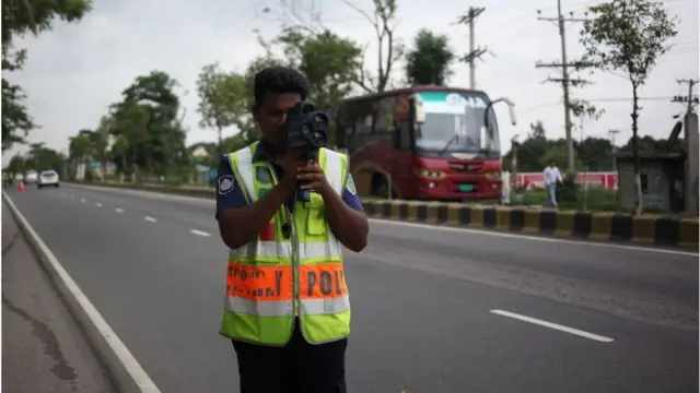 মহাসড়কে গাড়ির গতি জানার জন্য মাঝেমাঝে স্পিডগান ব্যবহার করা হয়।