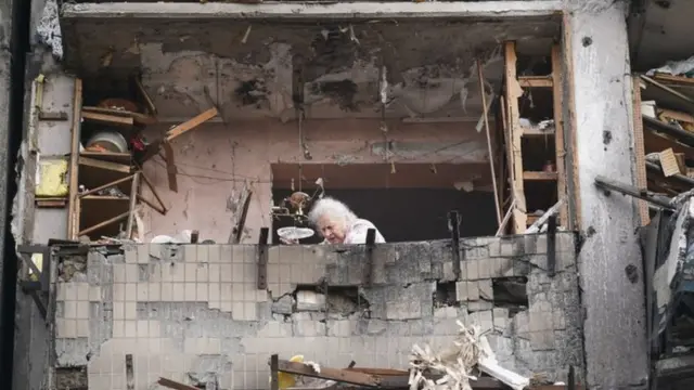 Ukrayna Kiyev Rusiya bu gün Kiyevə girdi Kiyevdə dağıntılar Rus qoşunlarının bombardmanından sonra yanan bina