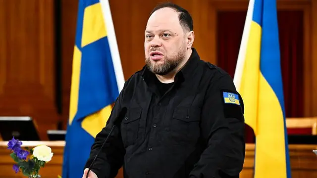 Руслан Стефанчук у Раді на тлі прапорів України