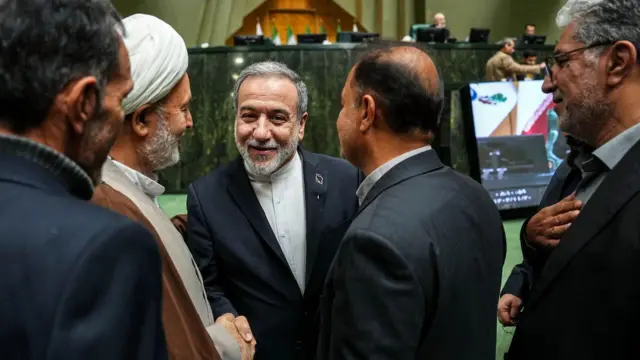 عباس عراقچی، وزیر امور خارجه در یکی از آخرین جلسات مجلس شورای اسلامی پیش از طولانی ترین تعلیق آن از زمان تاسیس.