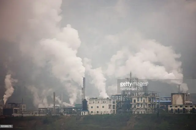 చైనాలో యాంగ్టే నది వెంబడి ఏర్పాటైన సిమెంటు పరిశ్రమల నుంచి వెలువడుతున్న కాలుష్యం