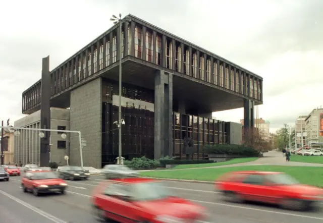 واتسلاو هاول، رئیس‌جمهوری وقت جمهوری چک ساختمان سابق پارلمان چکسلواکی را در اختیار رادیو اروپای آزاد / رادیو آزادی قرار داد. رادیو آزادی و رادیو فردا، هر دو در این ساختمان راه‌اندازی شدند