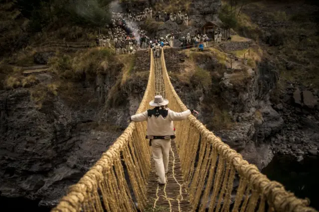 Homem cruzando a ponte nova