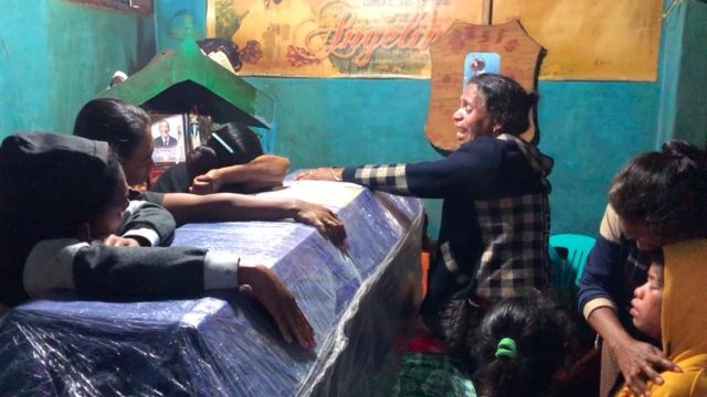 Keluarga berduka di depan jenazah Yasinta.