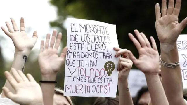 'न्यायधीशांचा संदेश स्पष्ट आहे, तुमच्यावर बलात्कार झाला हे सिद्ध होण्यासाठी एकतर तुमचा मृत्यू झालेला असावा किंवा तुम्ही मरनासन्न तरी असावं', असा या फलकावरील संदेशात म्हटलं आहे.