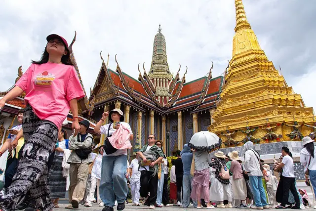Wisatawan bergerombol di halaman Kuil Buddha Zamrud (Wat Phra Kaew) di ibu kota Thailand, Bangkok. Bangunan bersejarah ini dibangun pada tahun 1782 dan merupakan salah satu situs keagamaan terpenting di negara ini.
