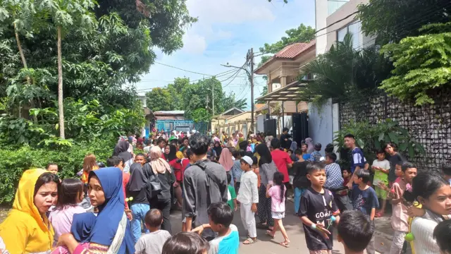 Tiko Dan Ibu Eny Kisah Keluarga Yang Coba Bertahan Hidup Di Dalam