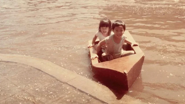 Kotchakorn Voraakhom e seu irmão brincamgg bet casinoum barco feito pelo pai, durante a enchentegg bet casino1983gg bet casinoBangkok.

