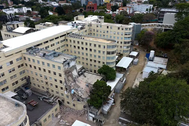Esta vista aérea muestra el edificio del Hospital Universitario del Valle derrumbado tras el terremoto que sacudió Cali, Colombia, el 12 de agosto de 2026.