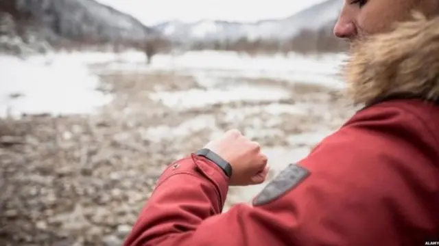 ਗੁੱਟ ਘੜੀ ਦੇਖਦੀ ਕੁੜੀ