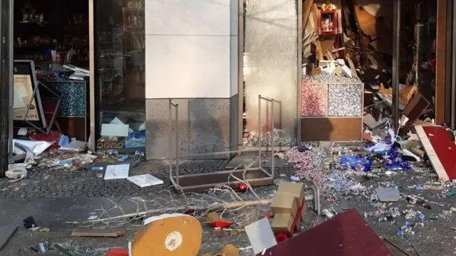 الركام يتناثر أمام الفندق