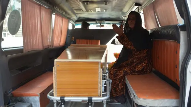 نزدیکان یکی از کشته‌شده ها جسد او را از بیمارستان به گورستان می‌برند