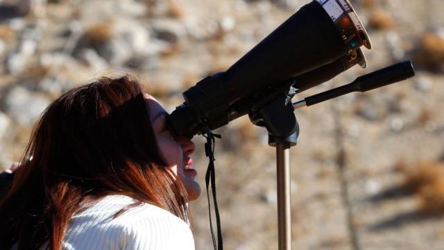 Persona viendo el eclipse de julio de 2019 desde Chile.