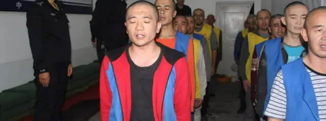 Қўшиқ айтаётган маҳкумлар