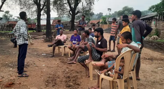 उपसरपंच नरेश कंदो आणि ग्रामस्थ 