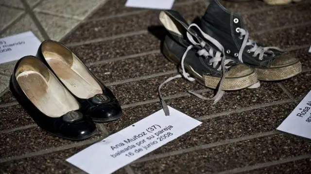 Sepatu milik perempuan korban pembunuhan yang ditampilkan sebagai kampanye oleh organisasi Chilean Network Against Domestic and Sexual Violence.