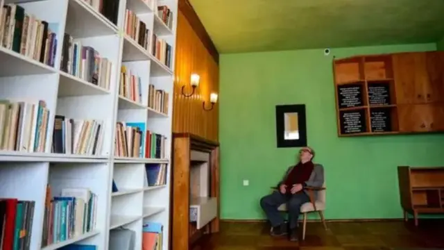 از کاداره چندین رمان هم به زبان فارسی ترجمه شده است، از جمله شاهکارش «کاخ رویاها»