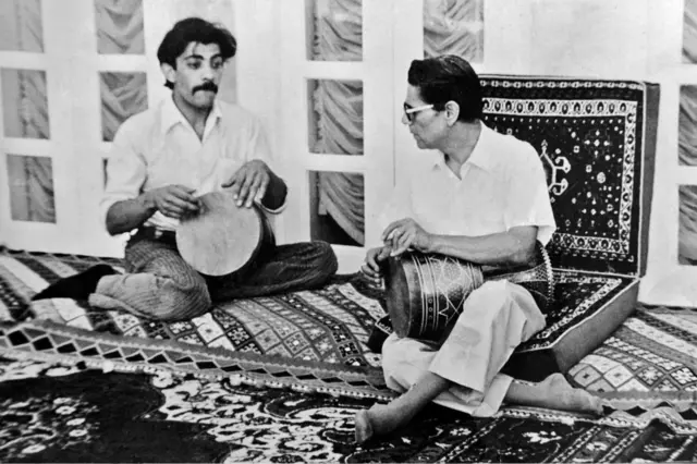 او سه مزیت بزرگ زندگی خود را مرهون تمبک میدانست؛ «اول این که به خدمت استاد بزرگوارم رسیدم که همیشه میگفت نوازنده قبل از هرچیز باید انسان باشد و انسانیت فرا بگیرد. دوم این که از محضر استادان ایرانی و خارجی استفاده کردم و سوم این که زندگیام از این راه اداره شد.»