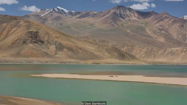 雅什库湖（ Lake Yashikul）是横跨帕米尔公路半个旅程的巨大淡水湖