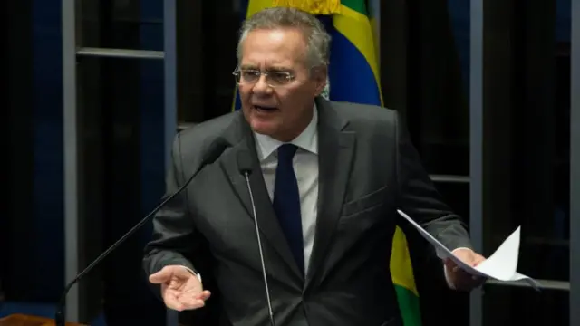 Foto do senador Renan Calheiros discursando na tribuna do Senado