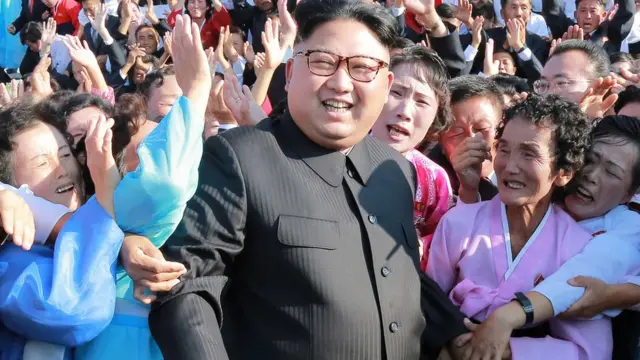 김정은 북한 노동당위원장이 섬 분교와 오지에 근무하는 교사들과 기념사진을 찍고 있다.