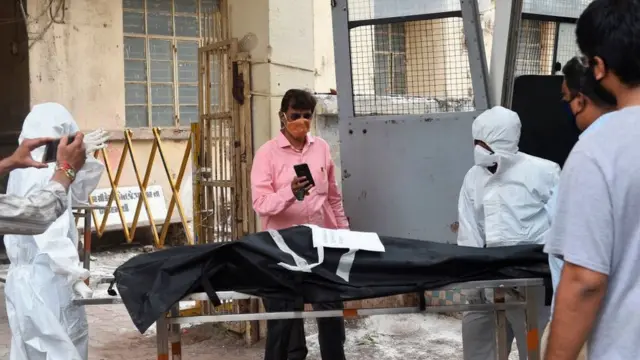 સુપ્રીમ કોર્ટની બેન્ચે કોરોનાપીડિત પરિવારો પ્રત્યે સવેદનશીલતા દાખવવા ગુજરાતના બાબુઓને તાકિદ કરી હતી