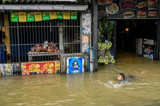 ගංවතුරේ පිහිනීමට යෑම අතිශය භයානක විය හැකිය.